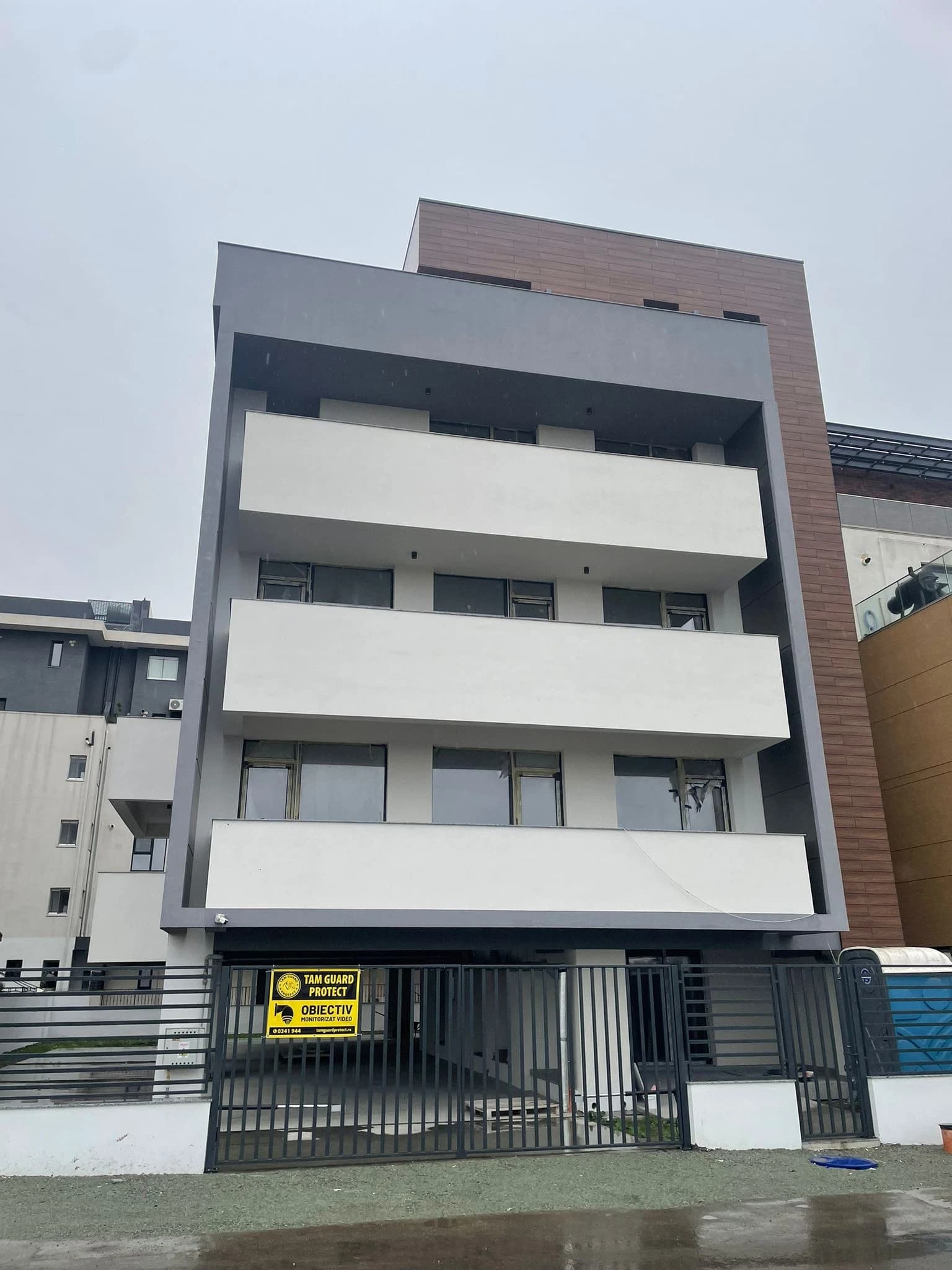 Vedere laterală a fațadei ansamblului Mr Lucass