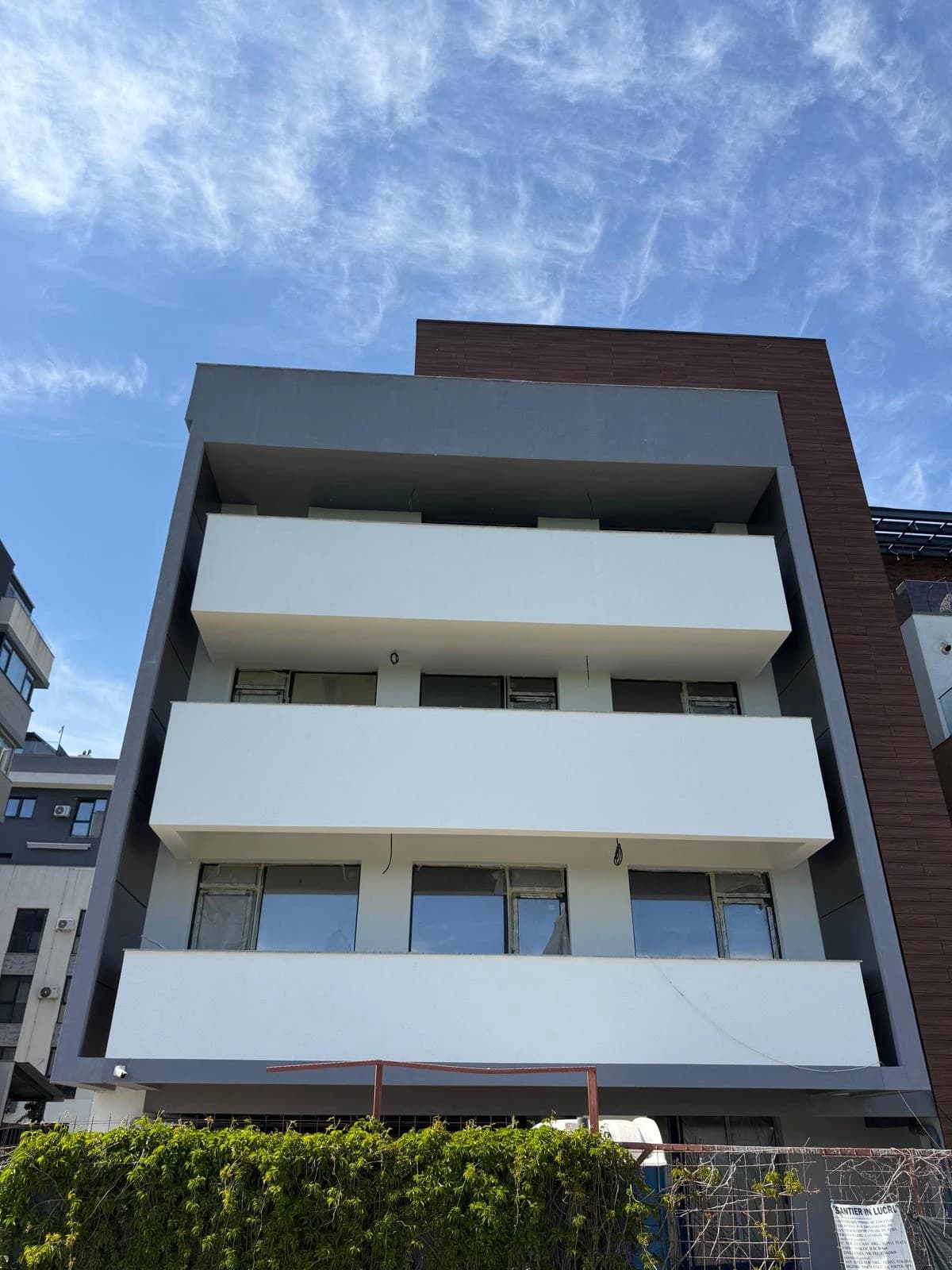 Vedere frontală a clădirii Mr Lucass Residence