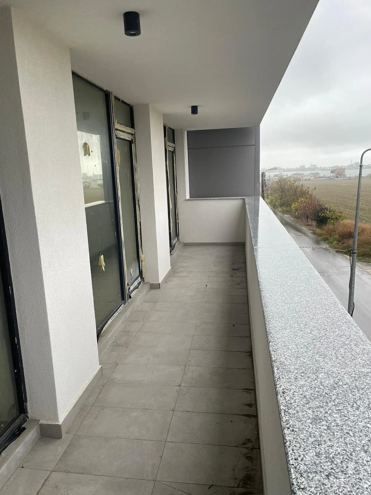 Balcon cu pardoseală finisată și parapet metalic