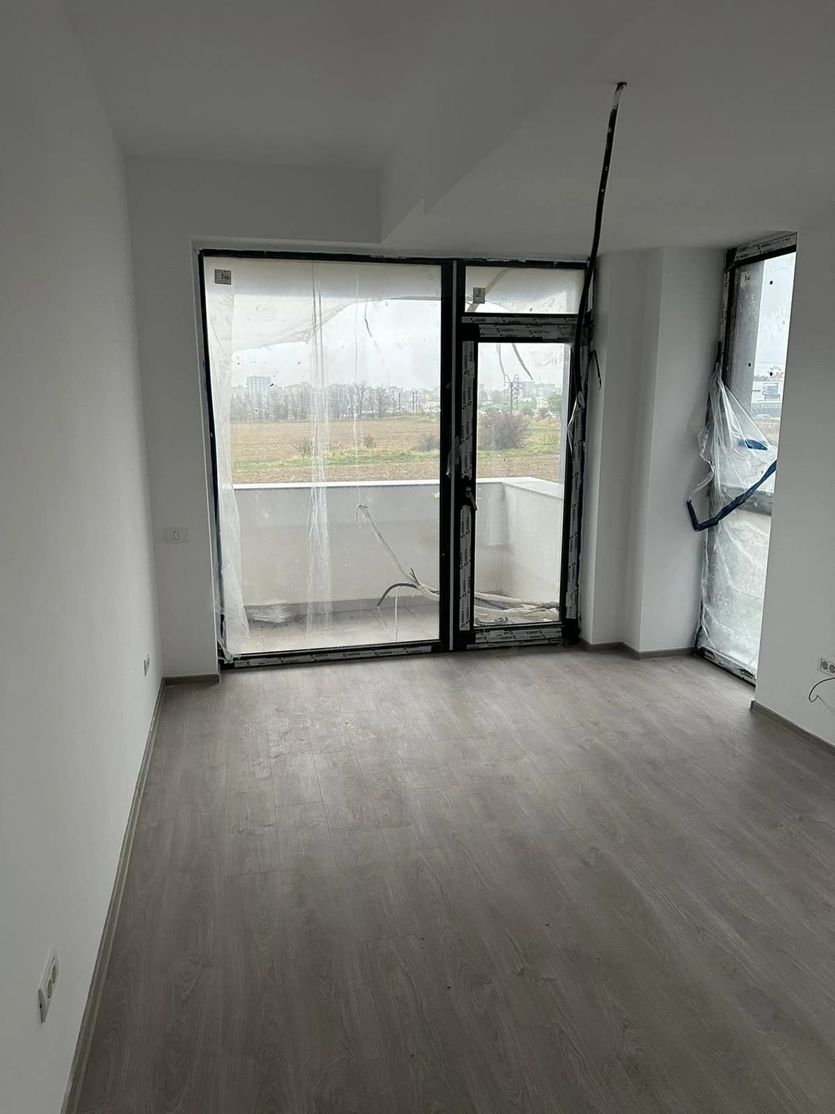 Dormitor luminos, finisat, cu acces la balcon