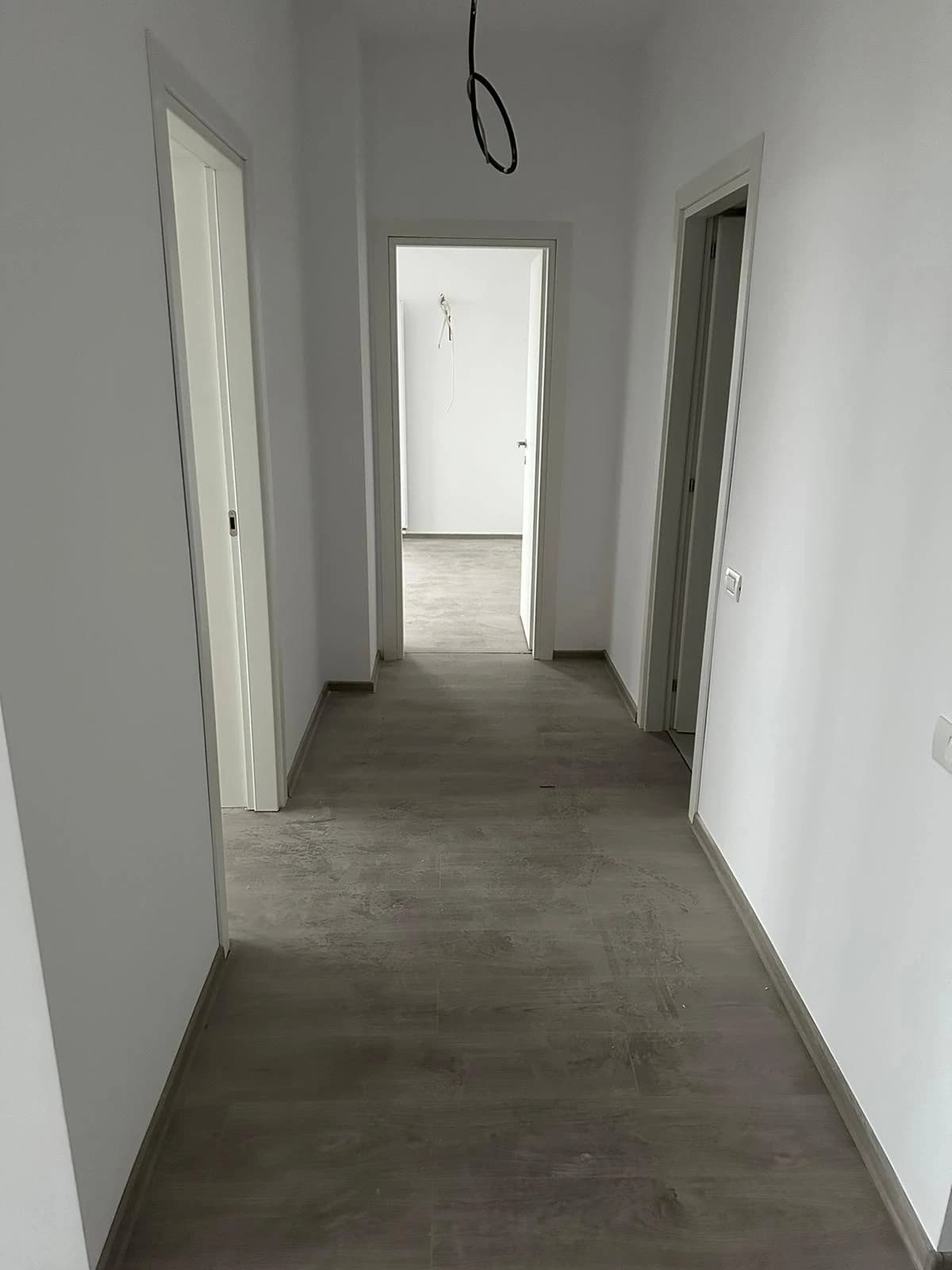 Hol interior cu uși și finisaje realizate