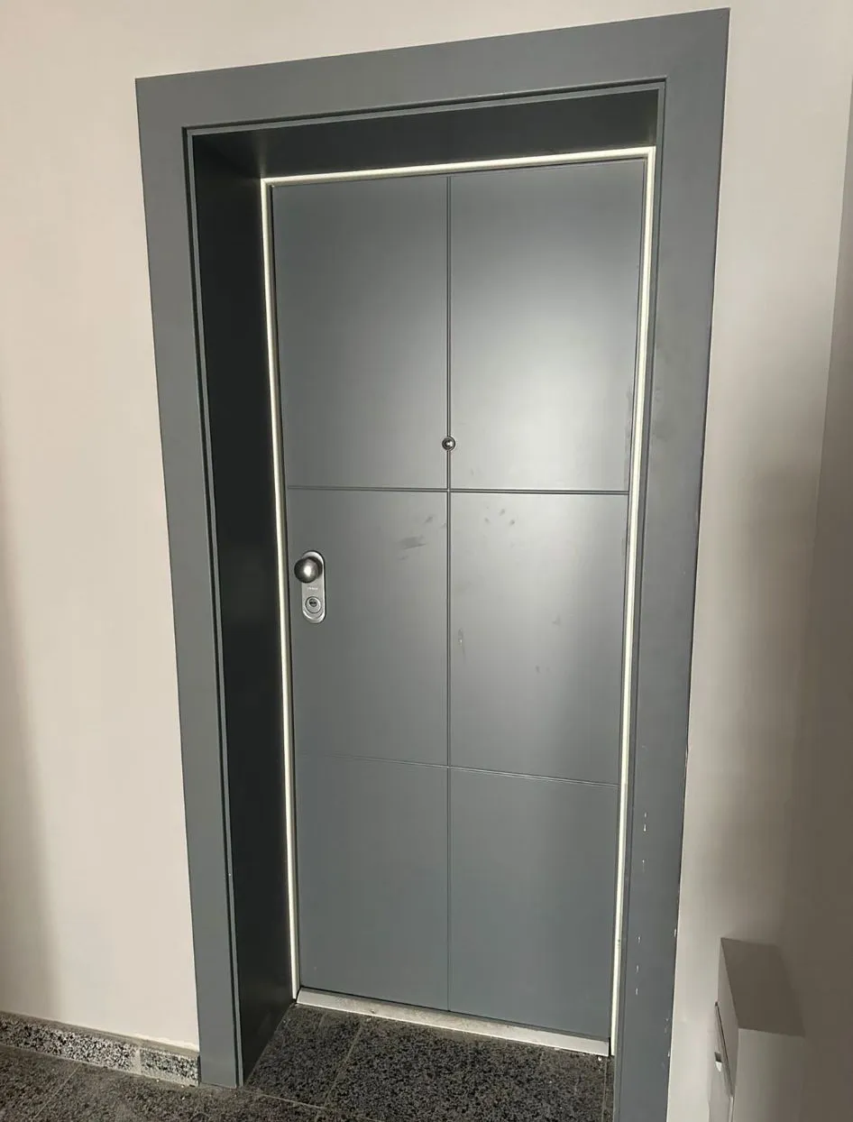 Ușă metalică de intrare în apartament, montată și finisată